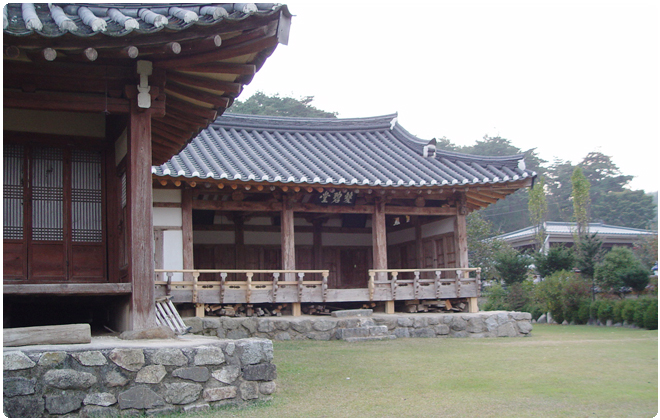 봉화군 거촌리 쌍벽당의 전경이다. 성리학자 쌍벽당 김언구 선생의 유덕을 기리위하여 건립한 정자이다. 선생은 연산군 폭정으로 이곳 봉화에서 향리를 맡으며 후진양성에 힘쓰셨다.