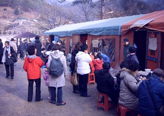 승부역 눈꽃열차 여행객