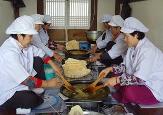 닭실전통한과 작업이 바쁘네요.